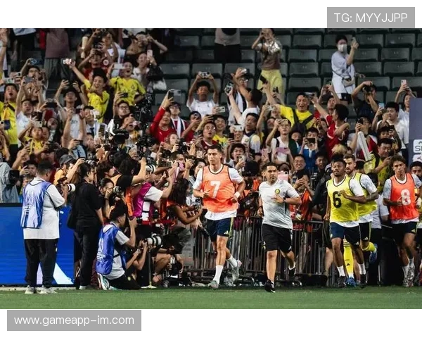 国际足球巨星C罗惊艳亮相引爆全场球迷热情震撼全球 国际足球巨星C罗惊艳亮相引爆全场球迷热情震撼全球