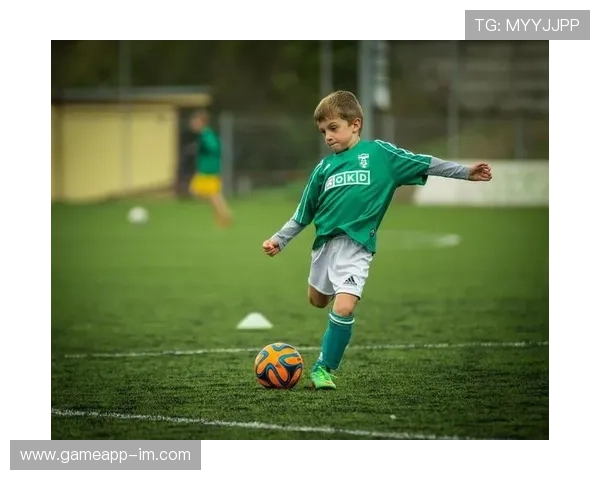 帅气足球球星展示动感风采，完美诠释力量与魅力的结合