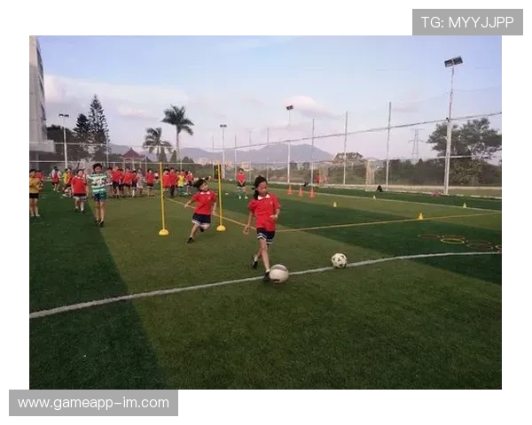 校园足球训练安排与建议星期天是否适合进行训练解析