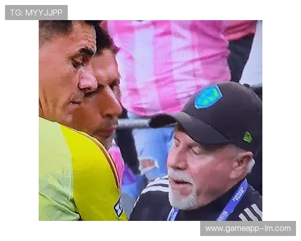 足球球星场上吐口水引发热议 体育道德与个人行为边界何在